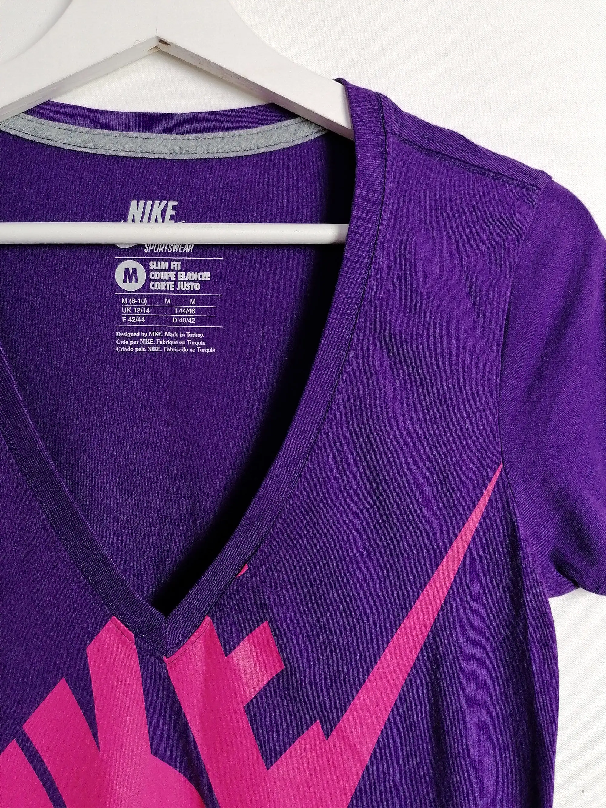 NIKE V-neck T-shirt Purple-  size M slim fit